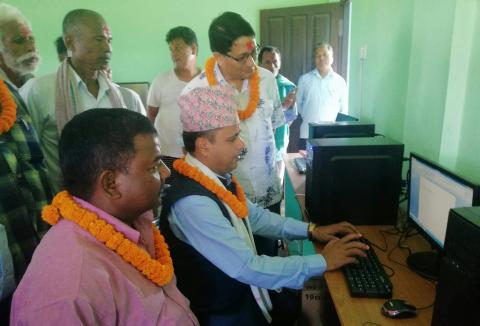 Mayor introducing computer education